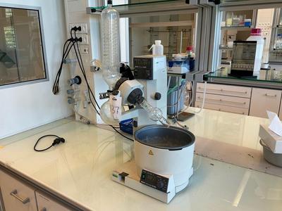 Immagine panoramica di Büchi Rotavapor R-205 rotary evaporator with heating bath